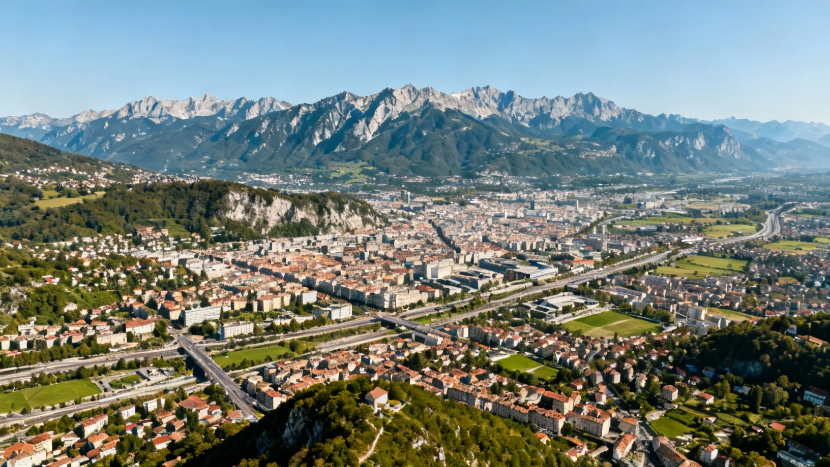 Vue panoramique de l'agglomération grenobloise avec la chaîne de Belledonne